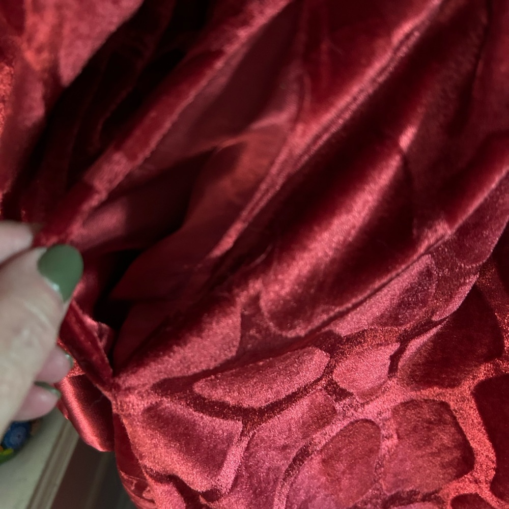 Red Satiny Robe - Picture 7 of 16